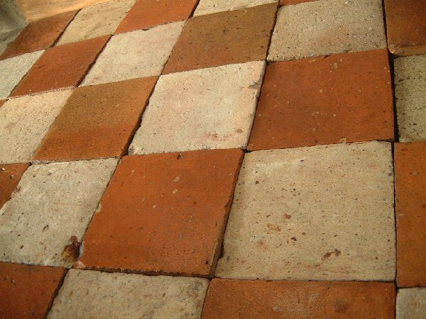 Carrelage ancien en terre cuite - Damier rouge et blanc | BCA Matériaux