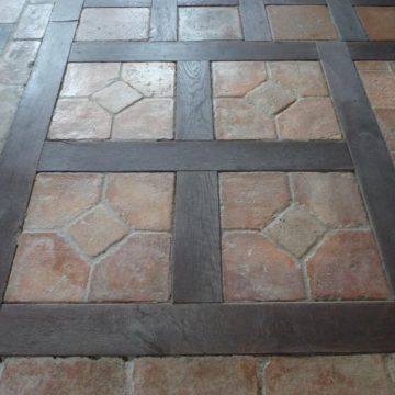 Carrelage ancien en terre cuite et vieux chêne