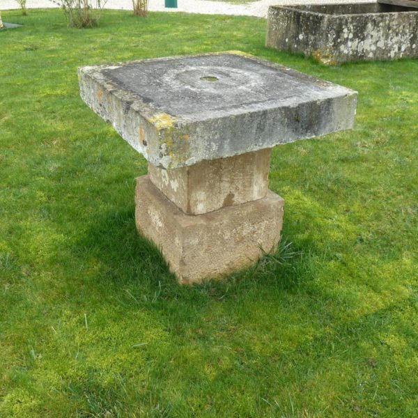 Table ancienne en pierre calcaire