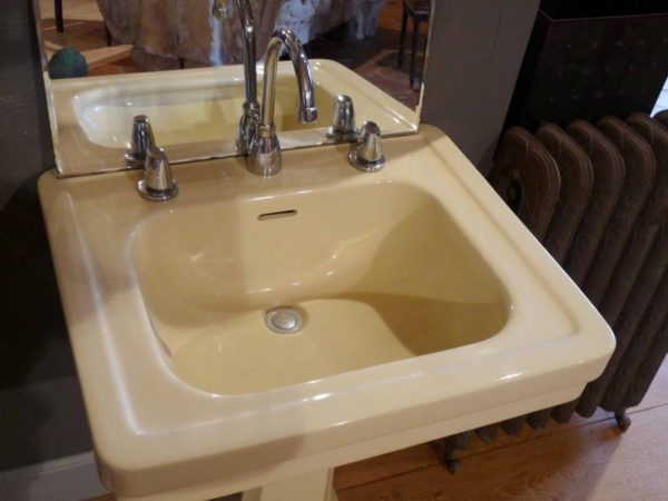 Lavabo sur pied ancien