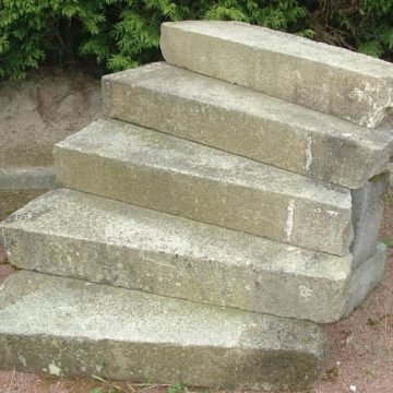 Escalier extérieur ancien en granit
