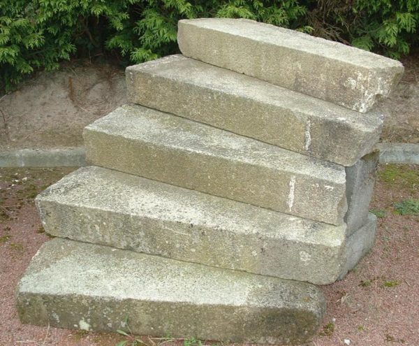 Escalier extérieur ancien en granit