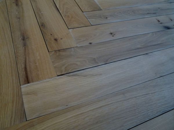 Parquet ancien en format bâton rompu