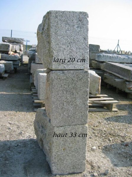 Ancien angle en pierre de granit