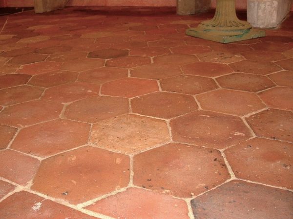 ancienne tomettes hexagonale en terre cuite