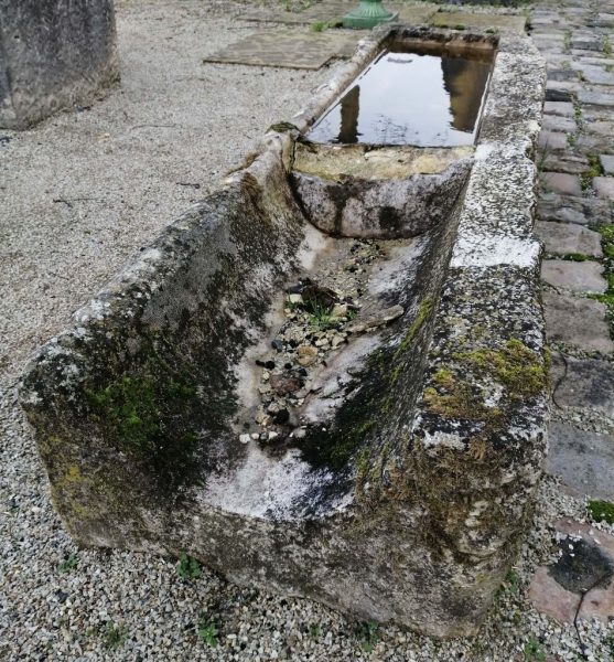 Auge en pierre de récupération ancienne avec mousse