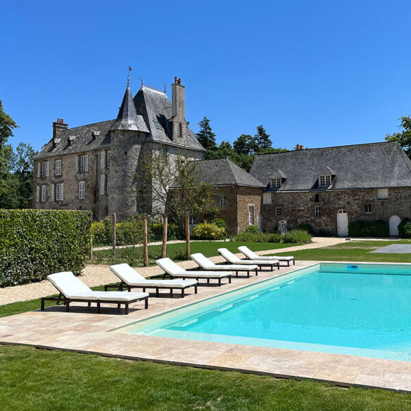 Dallage en travertin pour piscine naturelle