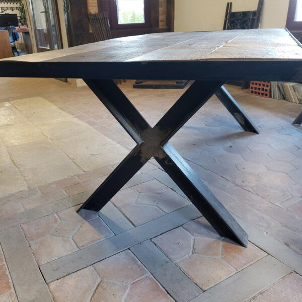 Grande table avec piétement croisé en fer