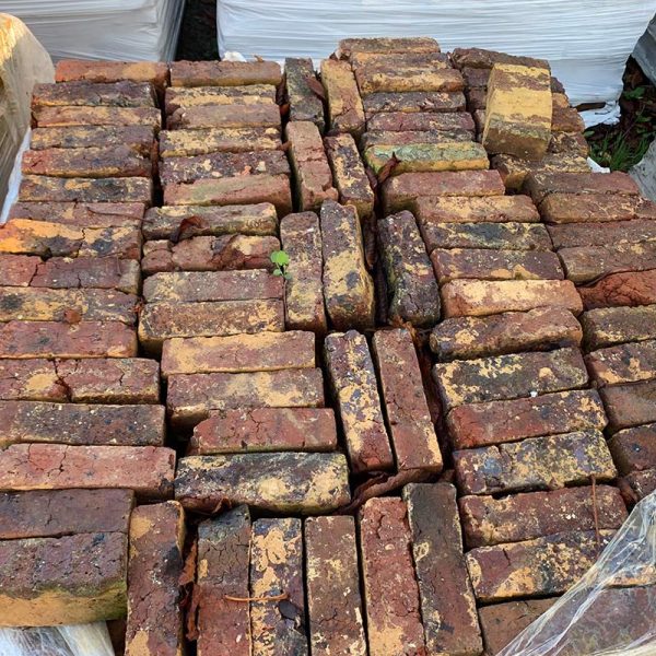 Large stock de briques anciennes