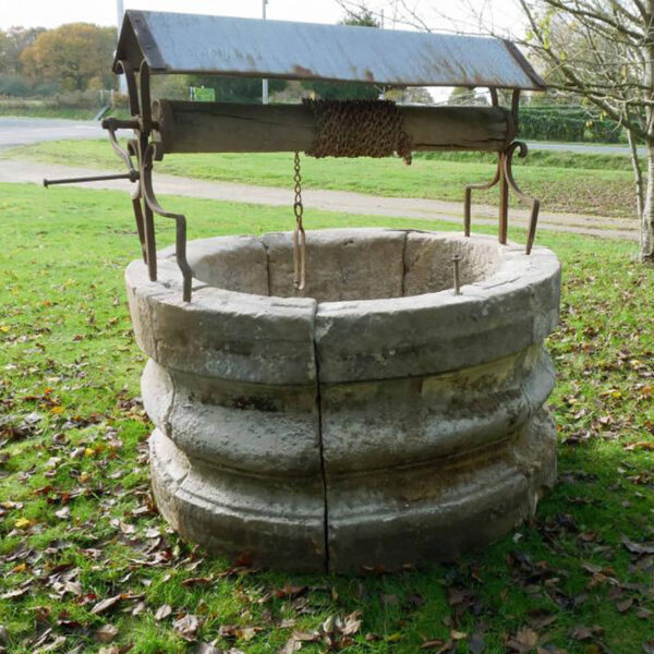 Margelle de puits avec moulures boudins