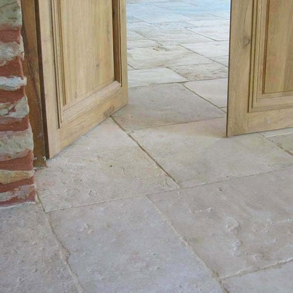 Opus and random format of the limestone floor