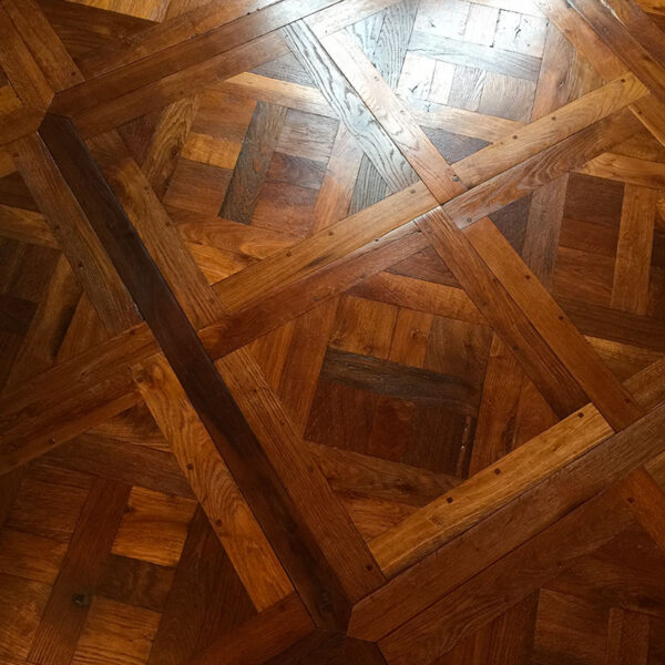 Parquet versailles en vieux chêne ciré