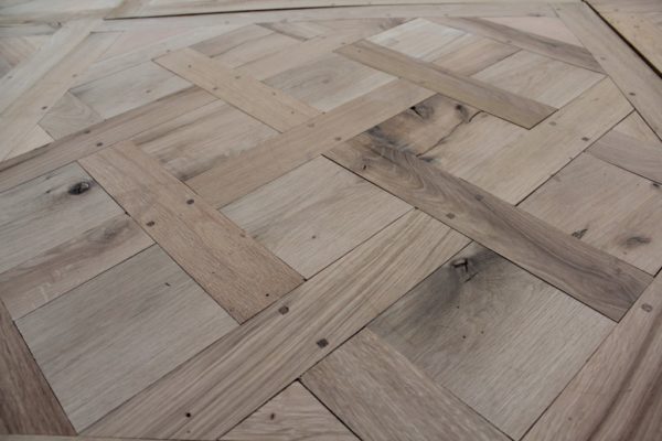 parquet versailles en vieux chêne en exposition dans le showroom