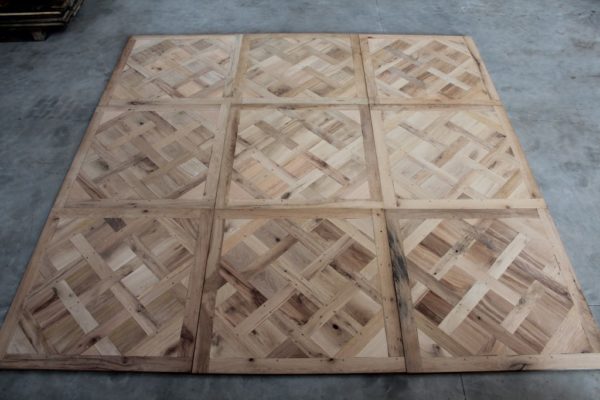 parquet versaille en vieux chêne posé au sol