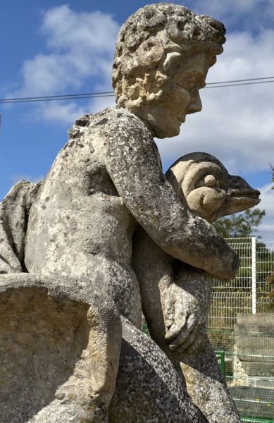 pierre calcaire avec cygne et cherubin