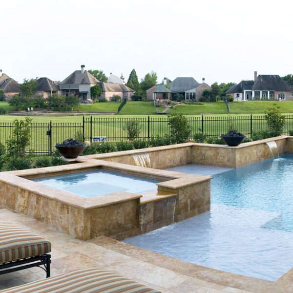 Piscine en pierre naturelle travertin