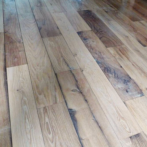 Plancher ancien en vieux bois