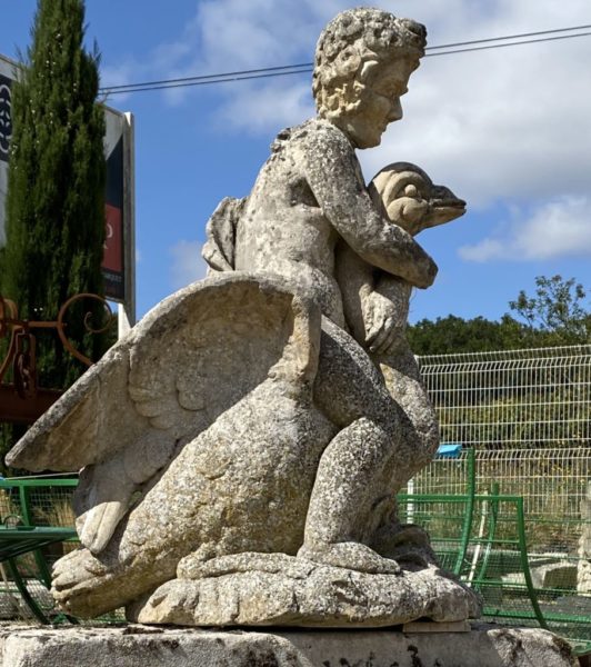 statue ancienne en calcaire avec cygne