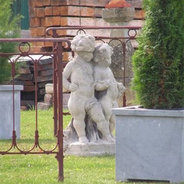 Statue ancienne d'enfant chérubin