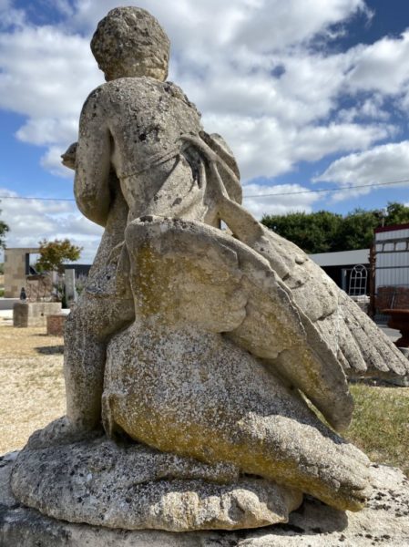 statue ancienne chérubin avec cygne