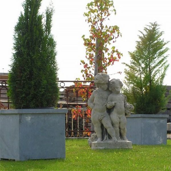 Statue en pierre représentant deux anges