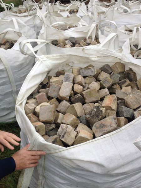 stock de pavés en grès de taille petite