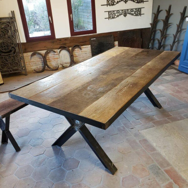 Table de 6 à 8 personnes en chêne et fer