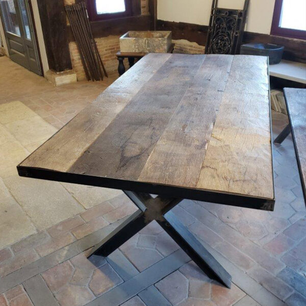 Table avec planche de chêne patiné brossée