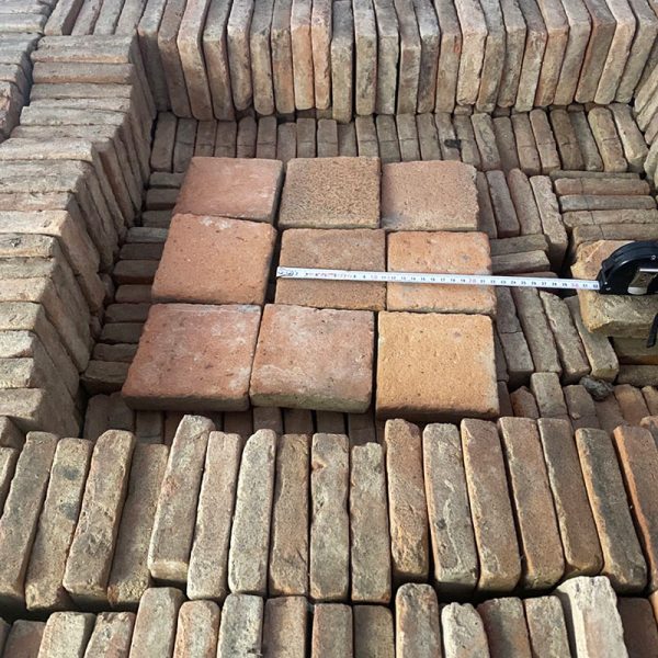 Tomettes anciennes sur palettes de 10x10 cm