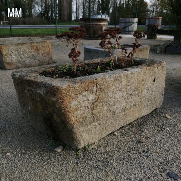 Vieux bac en pierre calcaire