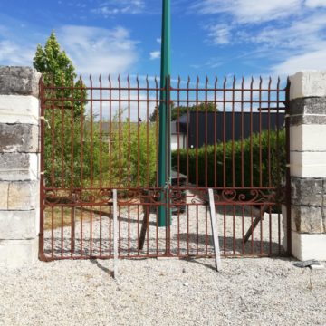 portail en fer forgé ancien disponible à Mery-Corbon