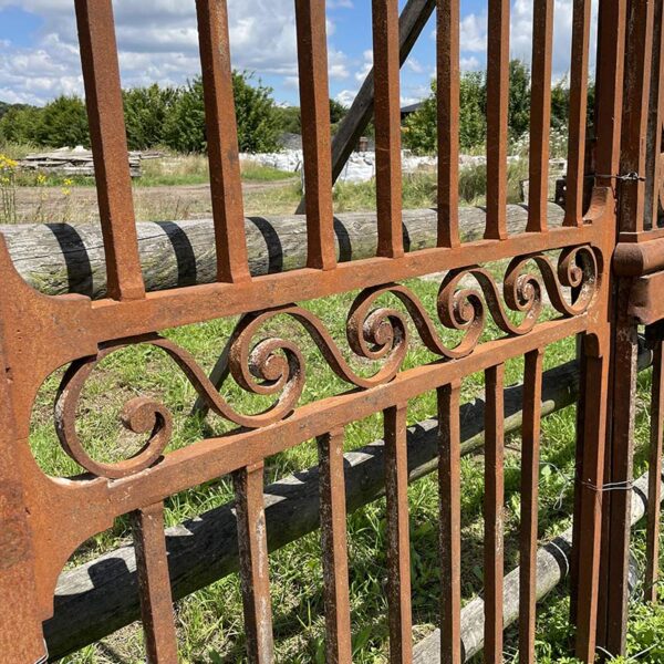 volutes grilles portail en fer forgé ancien