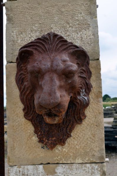 Sortie de fontaine tête de lion en fonte