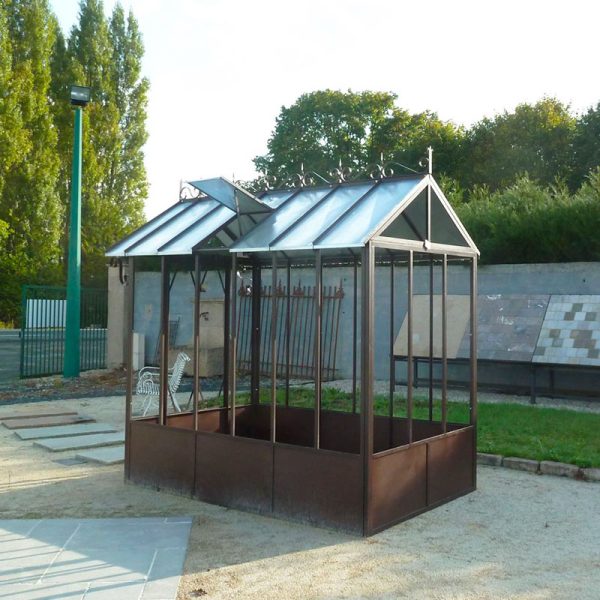 Serre de style ancien avec toit en verre