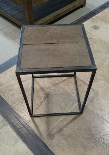 Tabouret en fer et vieux bois style industriel