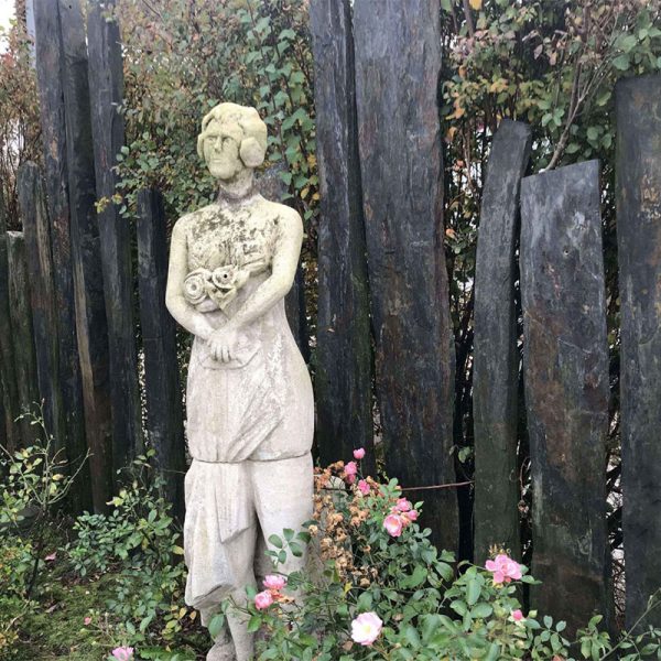 statue de jardin ancienne d'une femme
