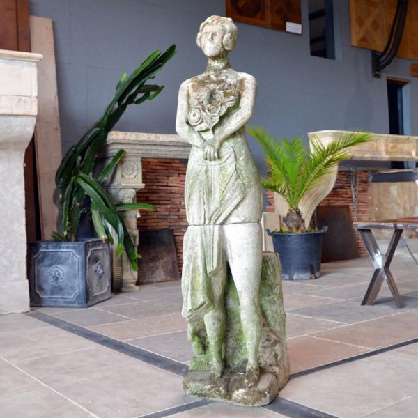 statue en pierre femme