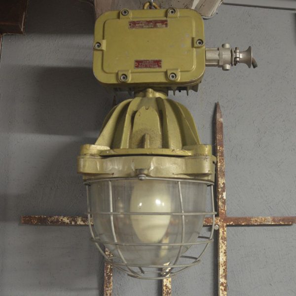 Ancienne lampe d'usine industrielle