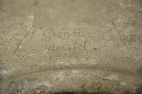 signature de grégoire martel sur un socle ancien