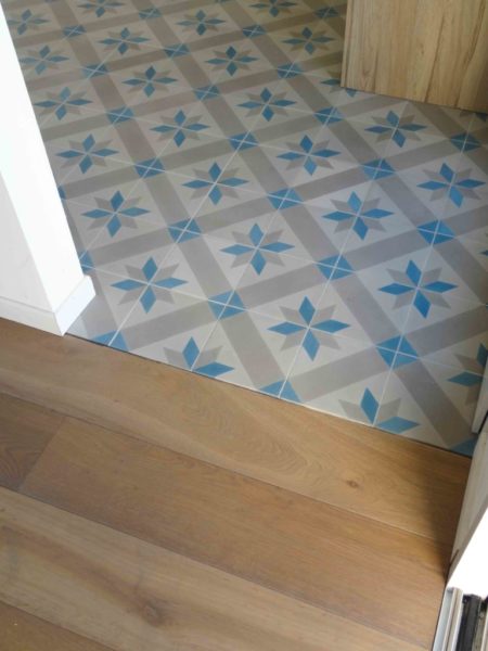 carreaux de ciment et parquet dans cuisine