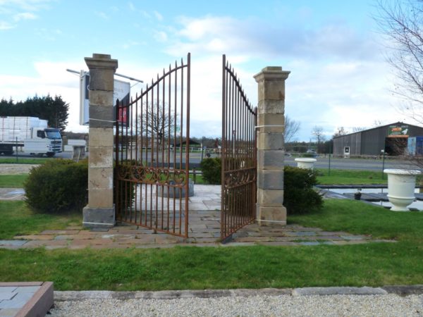 Portail fer forgé ancien