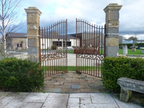 Portail fer forgé ancien