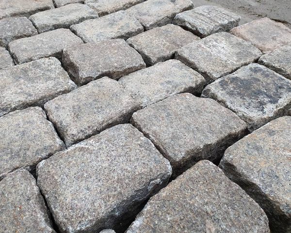 Détails des pavés anciens en granit gris
