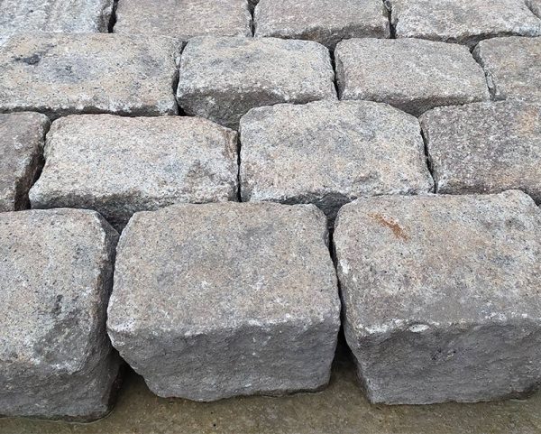 Lot de pavés en granit anciens
