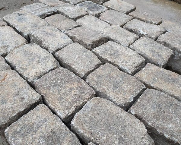 Pavés en granit ancien avec contours irréguliers