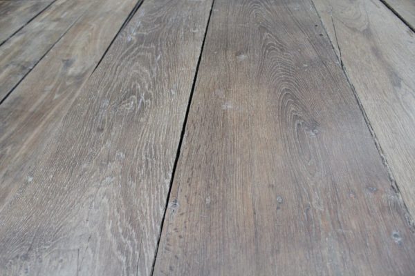 Détails et zoom sur le plancher ancien en chêne