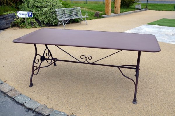 Table rectangulaire en métal couleur rouille