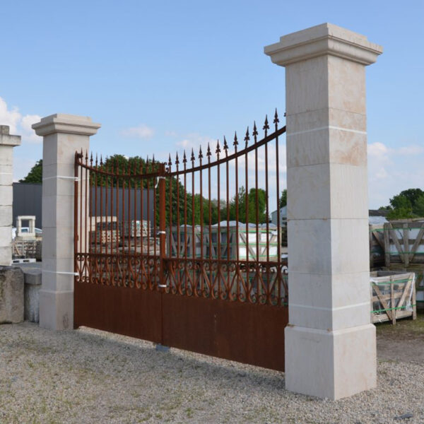 Colonne en pierre pour portail d'entrée