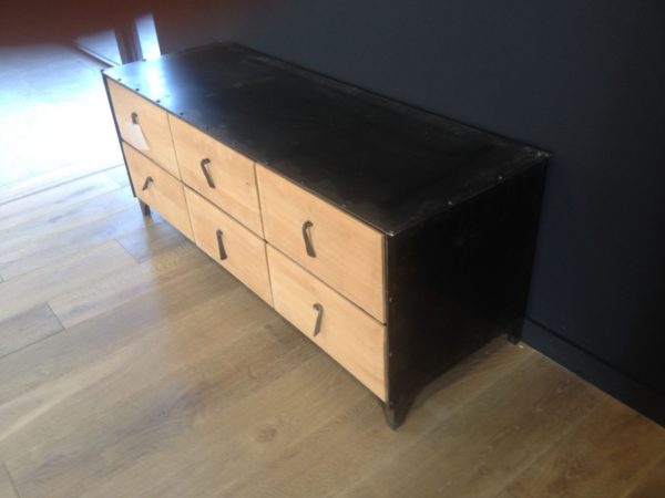 Commode en fer forgé et bois