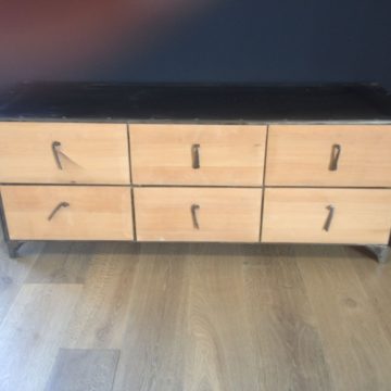Commode en fer forgé et bois